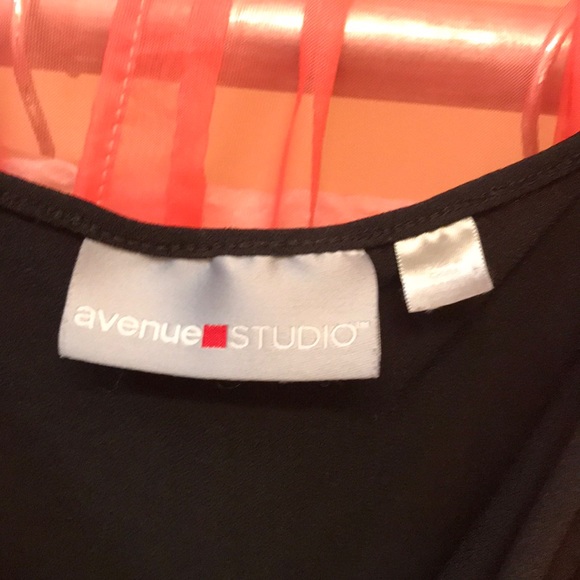 Black sleeveless polyester top - Picture 3 of 3